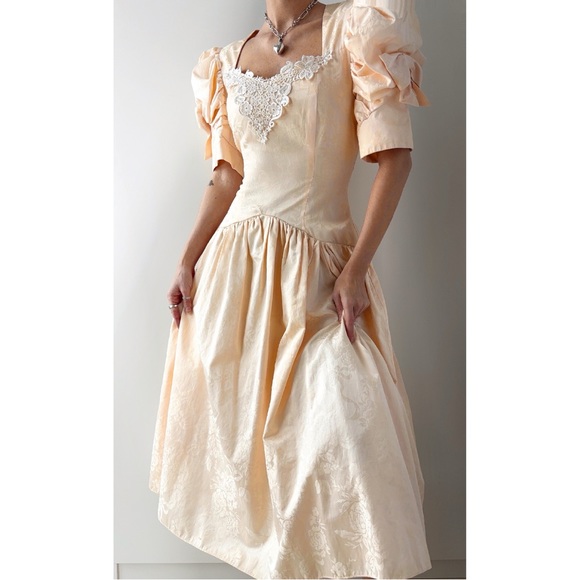 Vintage 80s formal fit & flare puffy sleeve ball gown - Picture 3 of 9